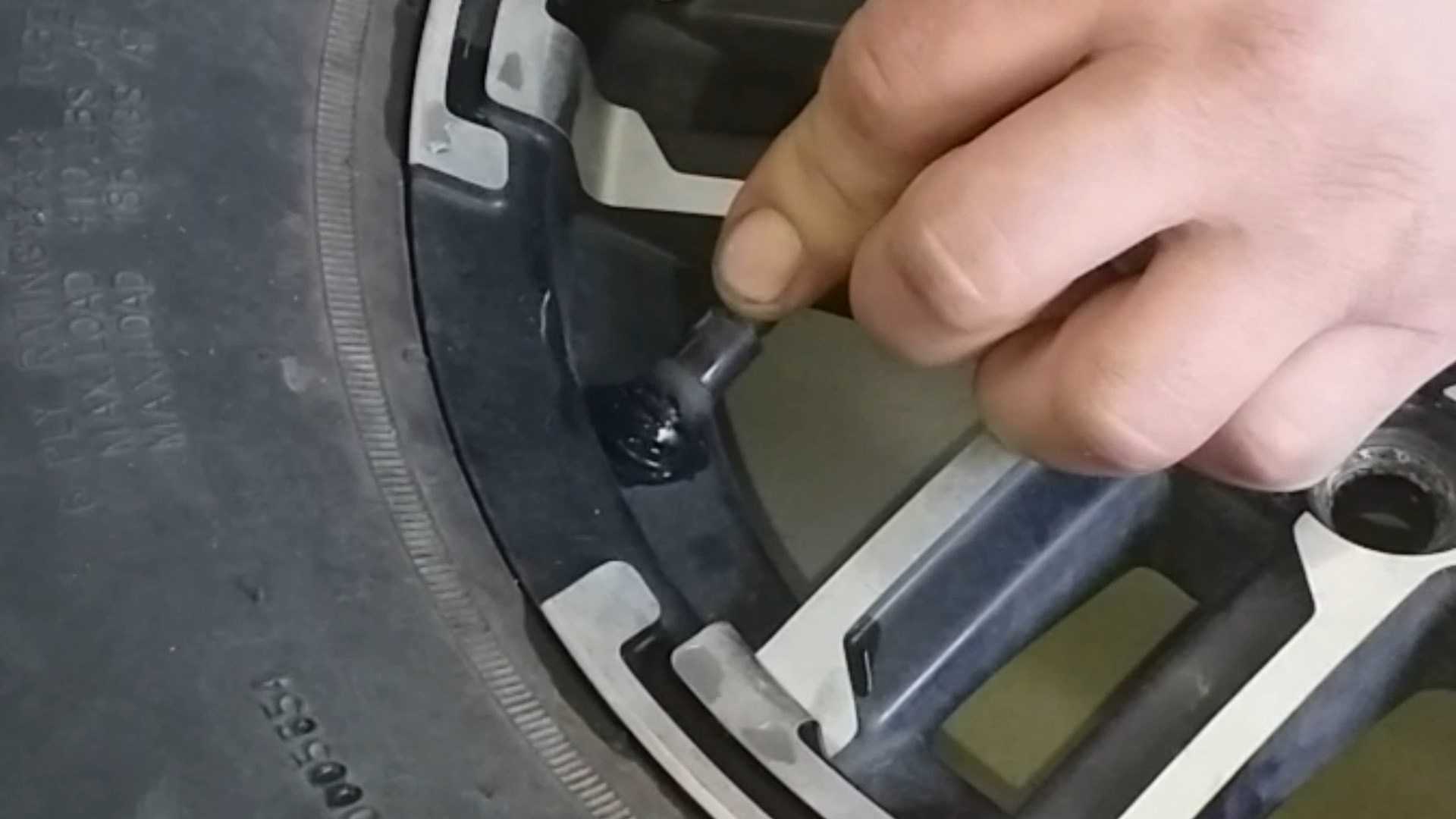 Замена вентиля на колесе автомобиля