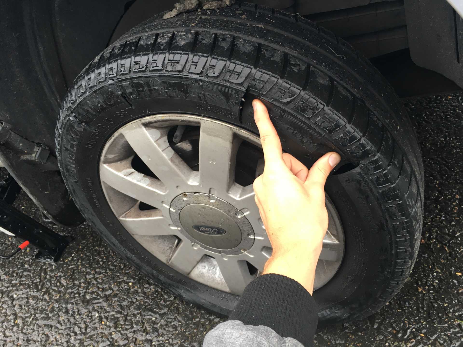 Что делать если лопнуло колесо на автомобиле в дороге