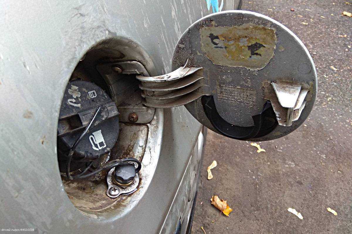Как открыть замерзший лючок бензобака