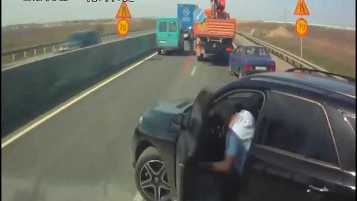 Как дальнобойщики наказывают водителей хамов на дороге