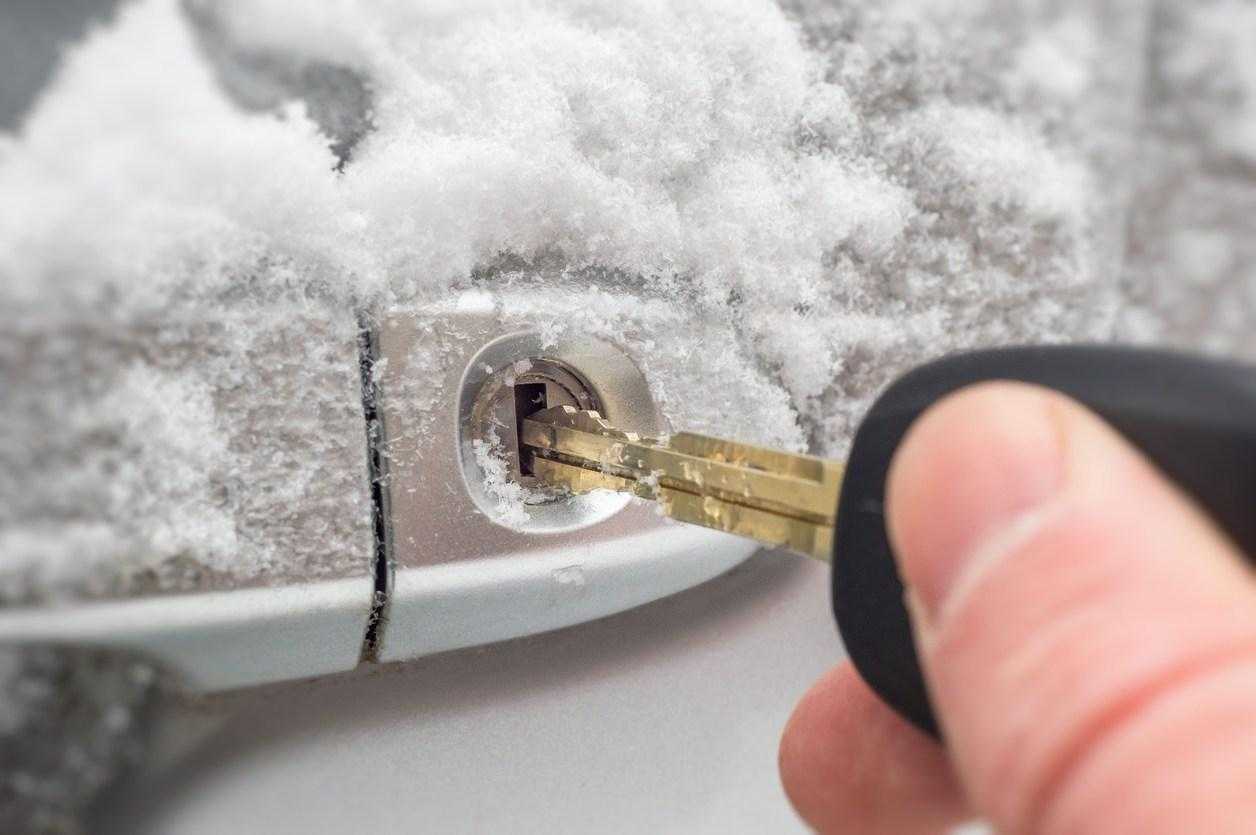 Как открыть двери машины если они замерзли: 7 способов открыть примерзшие двери автомобиля самостоятельно