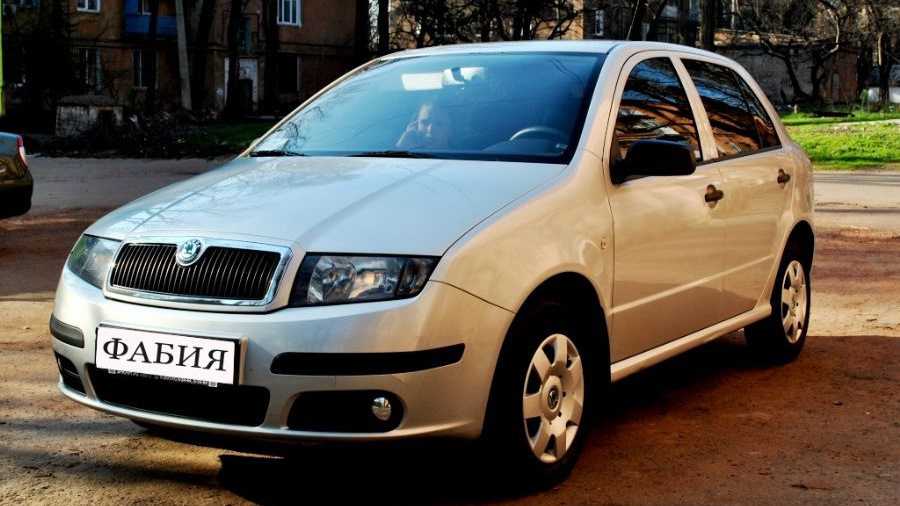 Skoda fabia 2021 года: компактный городской автомобиль с яркой внешностью и богатым оснащением