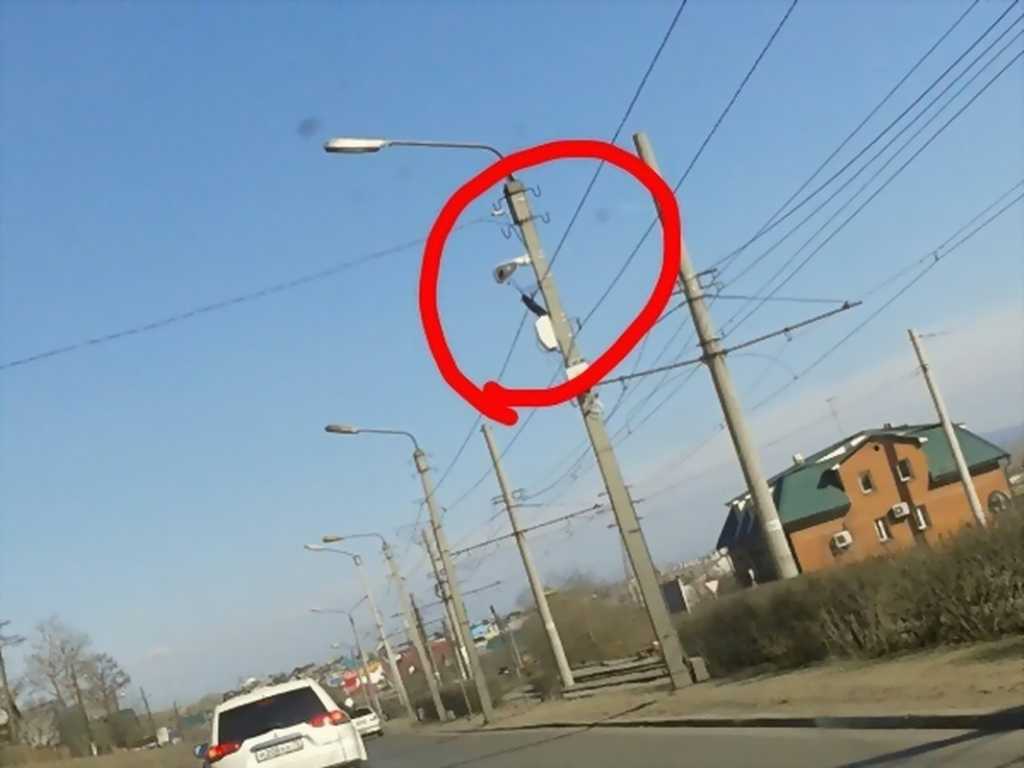 Что значат мигалки на столбах на дорогах