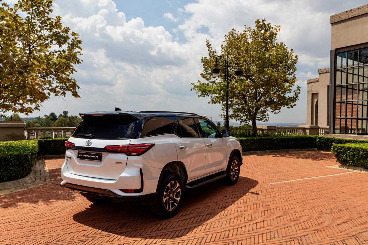 Toyota fortuner: поколения, кузова по годам, история модели и года выпуска, рестайлинг, характеристики, габариты, фото - carsweek